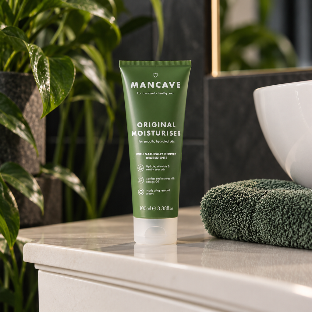 ManCave Original Moisturiser på baderomsbenken sammen med håndkle og grønne planter