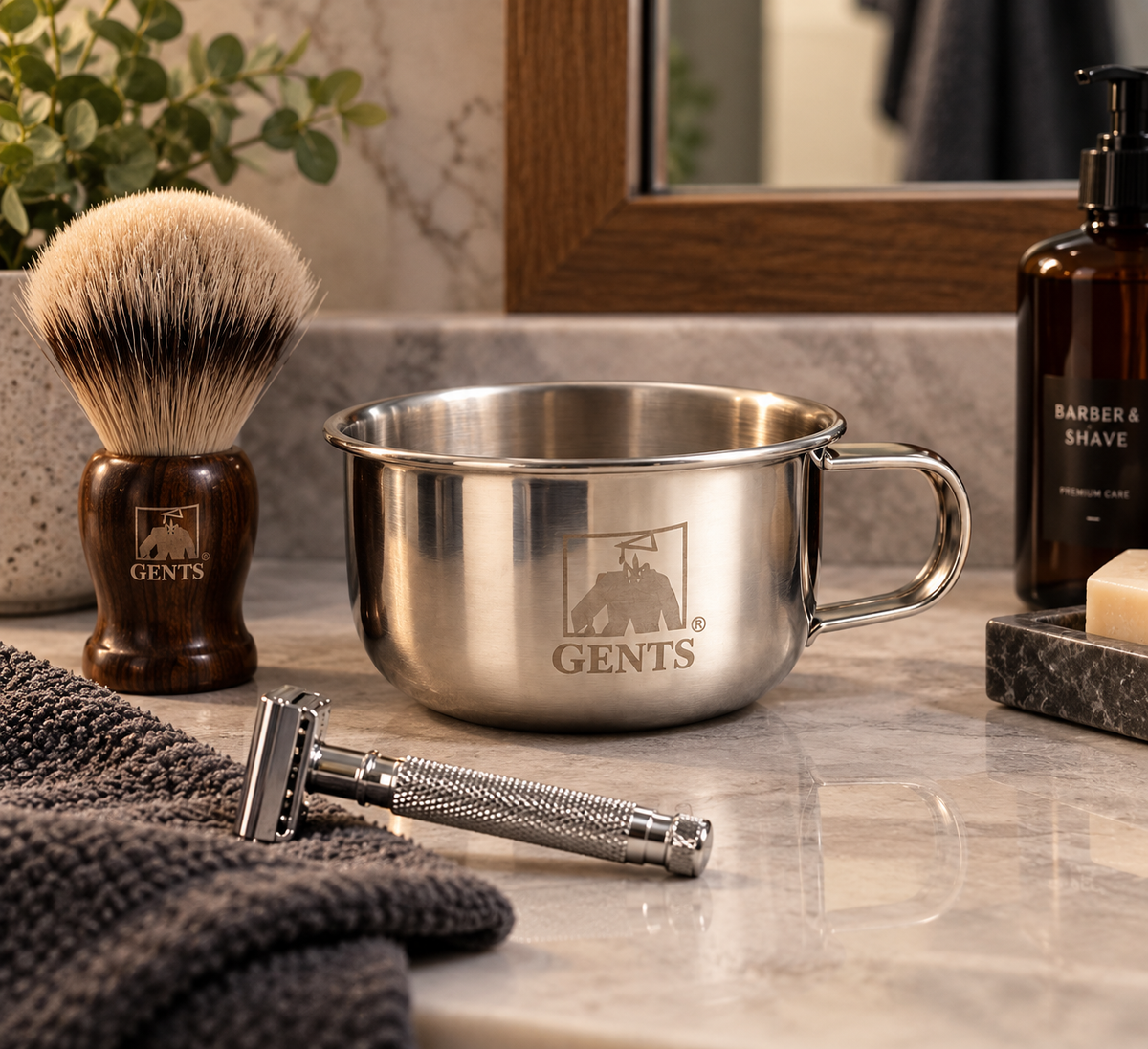 Barberbolle i rustfritt 304-stål fra Gents GBS med håndtak, plassert på bad sammen med barberkost og klassisk barberhøvel
