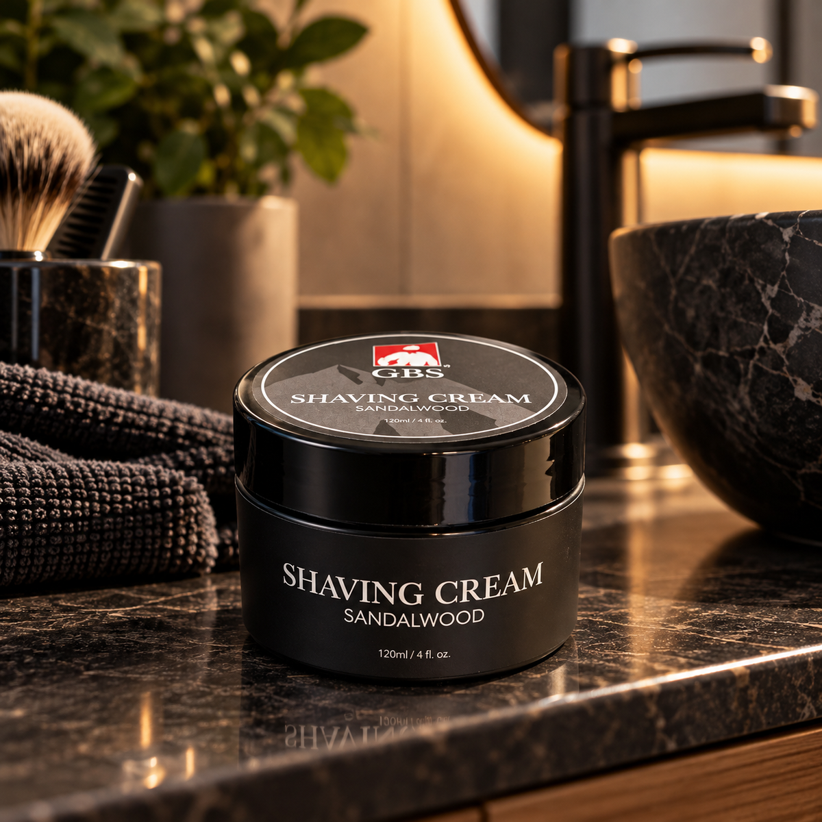 Gents GBS Shaving Cream Sandalwood på baderomsbenken sammen med barberutstyr og håndkle