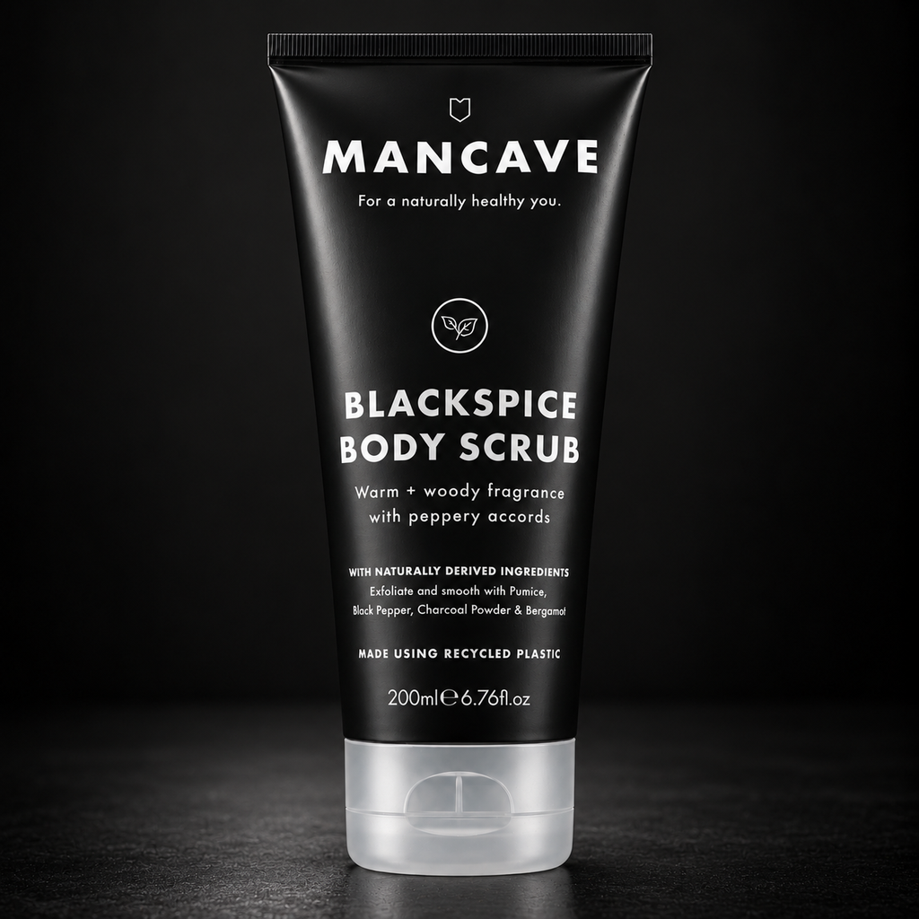 ManCave BlackSpice Body Scrub 200 ml på mørk bakgrunn