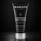 ManCave BlackSpice Body Scrub 200 ml på mørk bakgrunn
