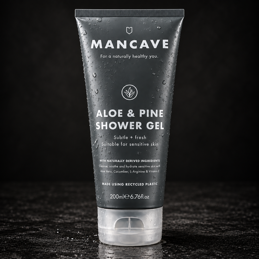 ManCave Aloe & Pine Shower Gel 200 ml på mørk bakgrunn