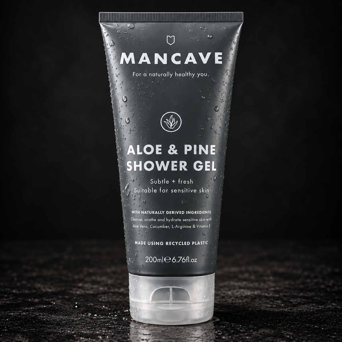 ManCave Aloe & Pine Shower Gel 200 ml på mørk bakgrunn