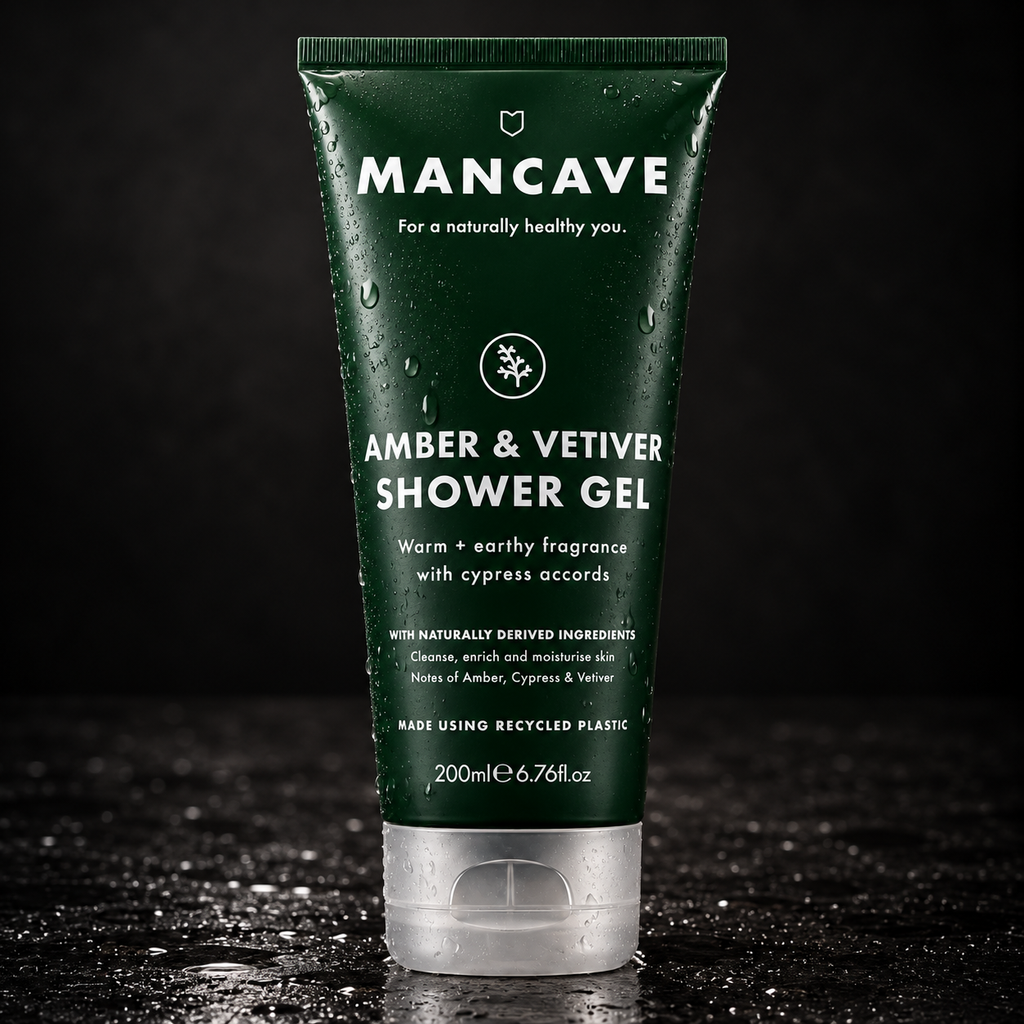 ManCave Amber & Vetiver Shower Gel 200 ml på mørk bakgrunn