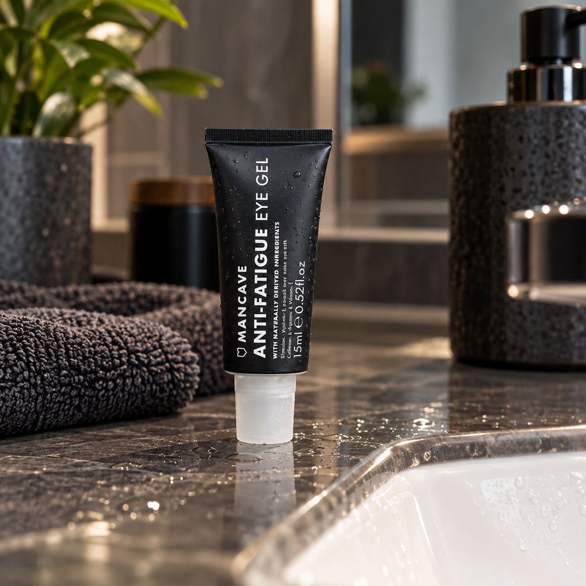 ManCave Anti-Fatigue Eye Gel på baderomsbenken sammen med hudpleieprodukter