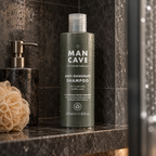 ManCave Anti-Dandruff Shampoo 350 ml på badet sammen med produkter for hår- og kroppspleie