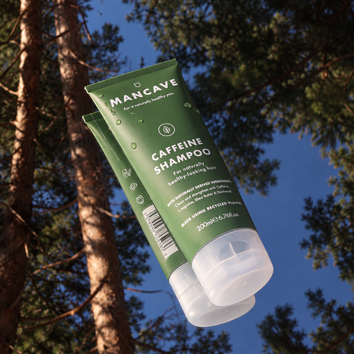 ManCave Caffeine Shampoo 200 ml utendørs med skog og trær i bakgrunnen